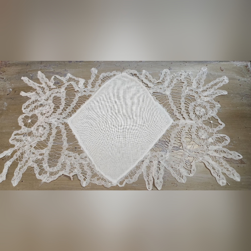 HANDMADE VICTORIAN NEEDLE LACE ACCENT PIECE
